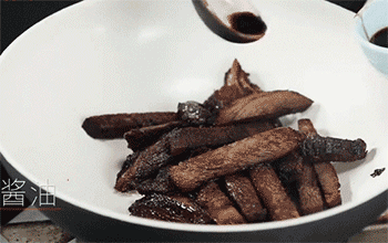 【香辣牛肉】加入酱油