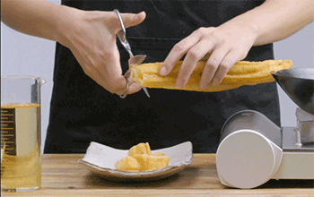 【丝瓜毛豆炒老油条】剪油条