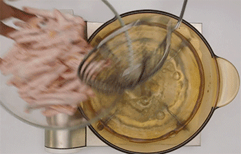 【豉汁蒸凤爪】煮