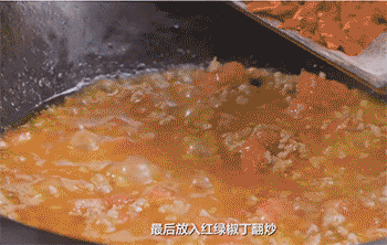 【红三剁】放入红绿椒丁