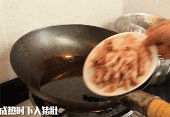 【蒜烧肚条】下入猪肚