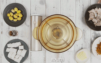 【板栗龙骨汤】放入龙骨