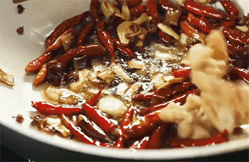 【干煸肥肠】放入肥肠