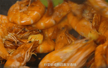 【柠檬叶香辣虾】放入柠檬叶