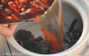 【茶树菇乌鸡汤】放入浸泡好的食材