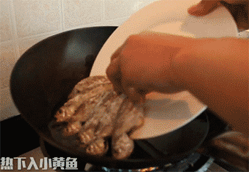 【干烧小黄鱼】下入小黄鱼