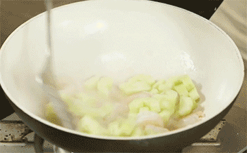 【黄瓜炒虾仁】翻炒