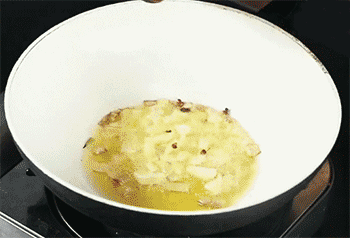 【干煸肥肠】爆香