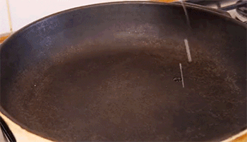 【砂锅红烧肉】放油