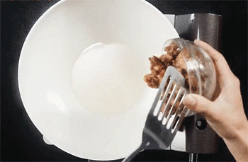 【川味辣子鸡】倒入鸡肉