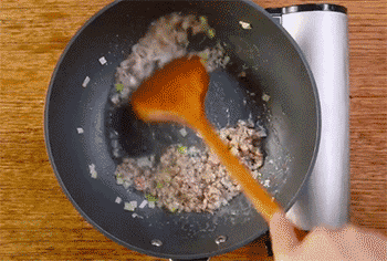 【黄豆肉末炒咸菜】翻炒