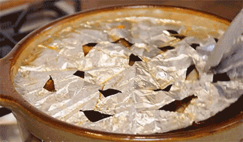 【砂锅红烧肉】倒入生抽