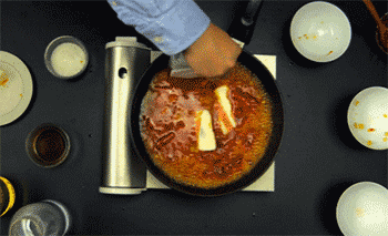 【砂锅牛蛙】放入料包