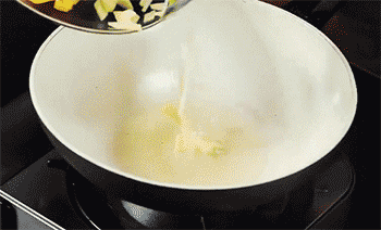 【梭子蟹炒年糕】爆香