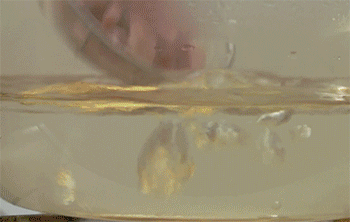 【咸肉雪菜炒蚕豆】焯水