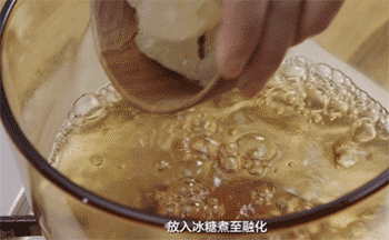 【上海熏鱼】放入调料