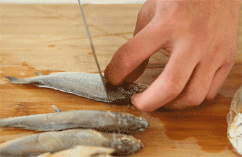 【干炸小黄鱼】改花刀