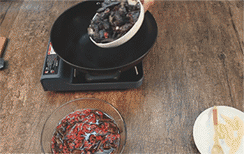 【茶树菇乌鸡汤】乌鸡入锅