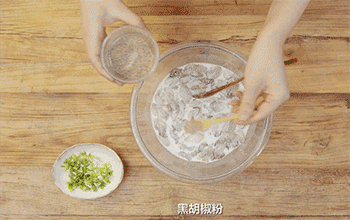 【潮汕蚝烙】加黑胡椒粉，葱花