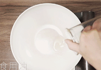 【茄汁带鱼块】倒入蒜末