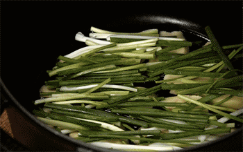 【无水葱油鸡】加入鸡