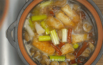 【臭豆腐肥肠煲】加蒜泥