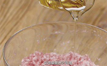 【六月黄毛豆蒸肉饼】淋少许油