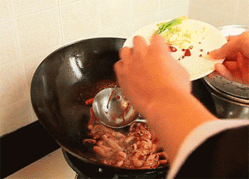 【干煸鱿鱼丝】放入干辣椒