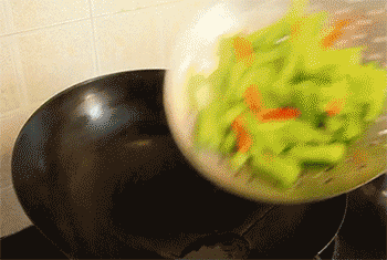 【清炒苦瓜】放入苦瓜