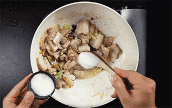 【老干妈千张结烧肉】放调料