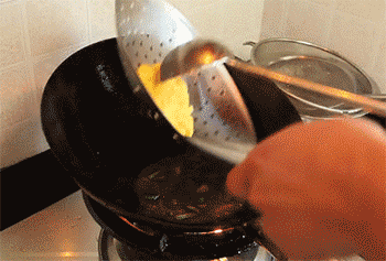 【酱炒鸡蛋】倒入鸡蛋