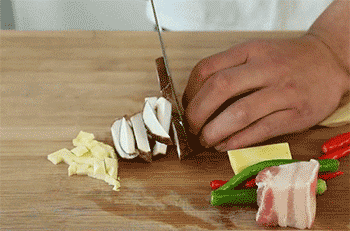 【干烧小黄鱼】辅料切丁