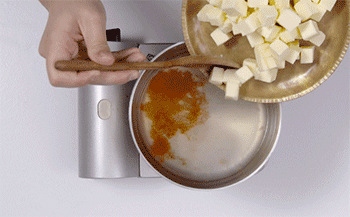 【香煎三文鱼】加入黄油