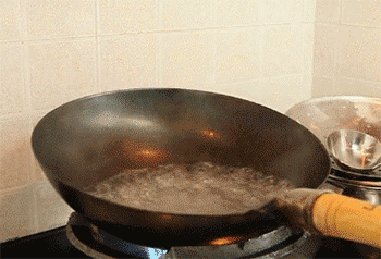 【漕溜鱼片】倒入木耳