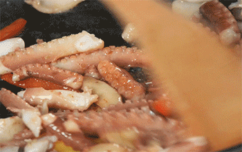 【沙姜爆炒八爪鱼】翻炒