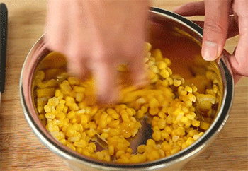 【金沙玉米】拌匀