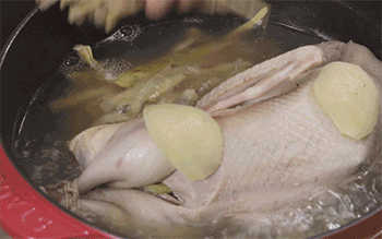 【笋干老鸭煲】放配菜