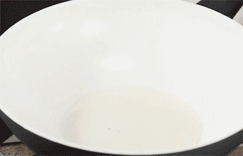 【香辣牛肉】倒入牛肉