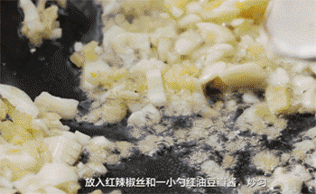 【芹菜炒牛肉】放入红辣椒