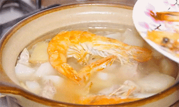 【鲜虾羊肉砂锅】放入虾