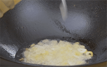 【赣南小炒鱼】倒入高汤