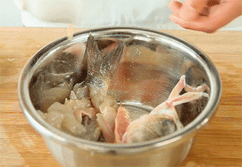 【松子鲈鱼】放入蛋黄