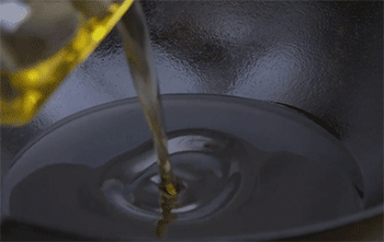 【炸茄盒】倒适量油