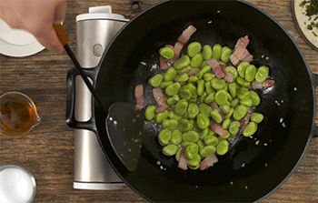 【咸肉雪菜炒蚕豆】翻炒