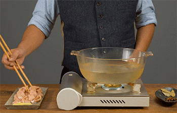 【臭豆腐肥肠煲】下锅