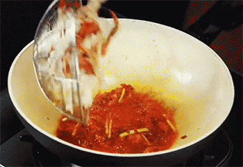 【梭子蟹炒年糕】放入蟹