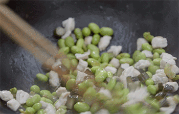 【酱瓜肉丁炒毛豆】翻炒