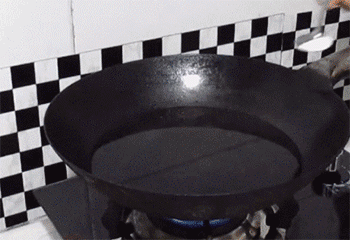 【白灼油麦菜】放适量水