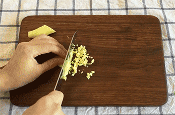 【光棍鸡】葱姜蒜切末