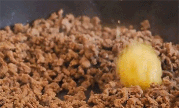 【八宝牛肉酱】倒入蒜蓉，姜泥